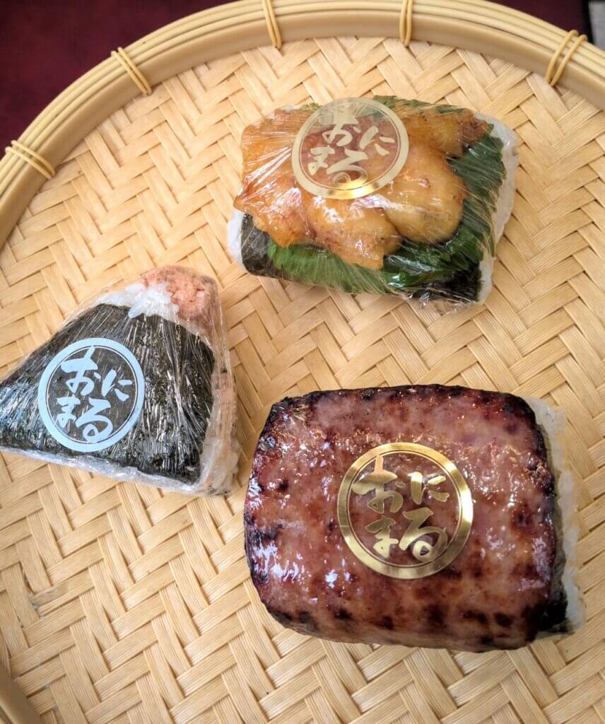 ごちそう焼むすび:おにまるのおにぎり炙りポーク&卵鮭おにぎり香味だれ海老天むす