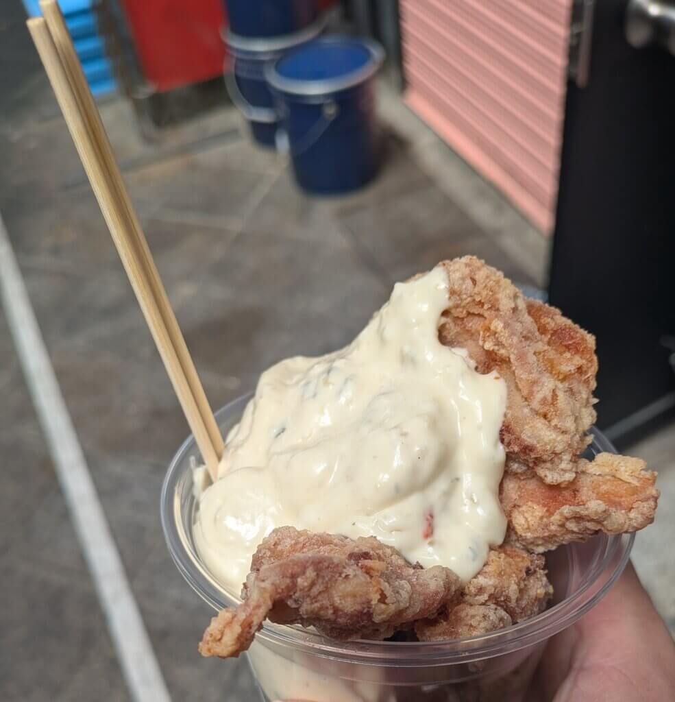 大須商店街のから揚げ店:まる芳のタルタルソース唐揚げ