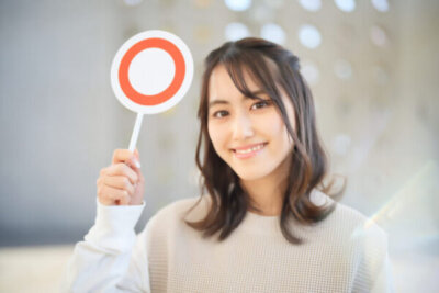 正解のプレートを持った女性
