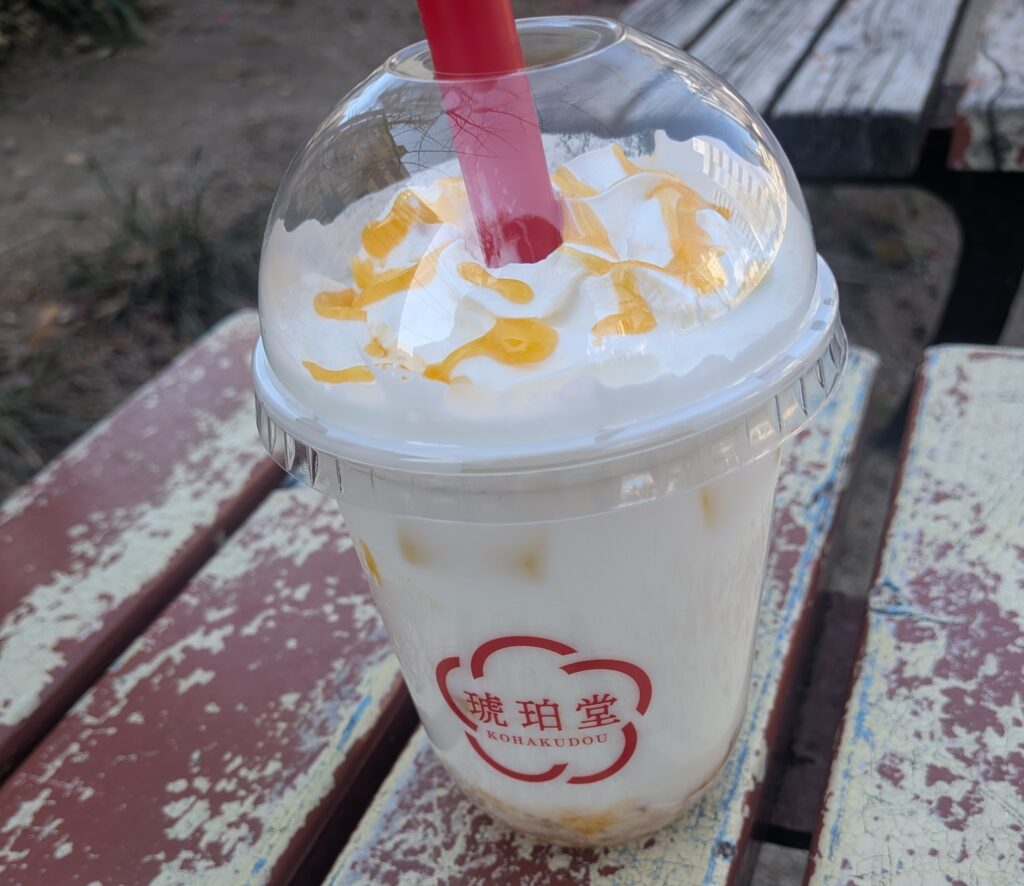 飲むわらびもち　公園のベンチ