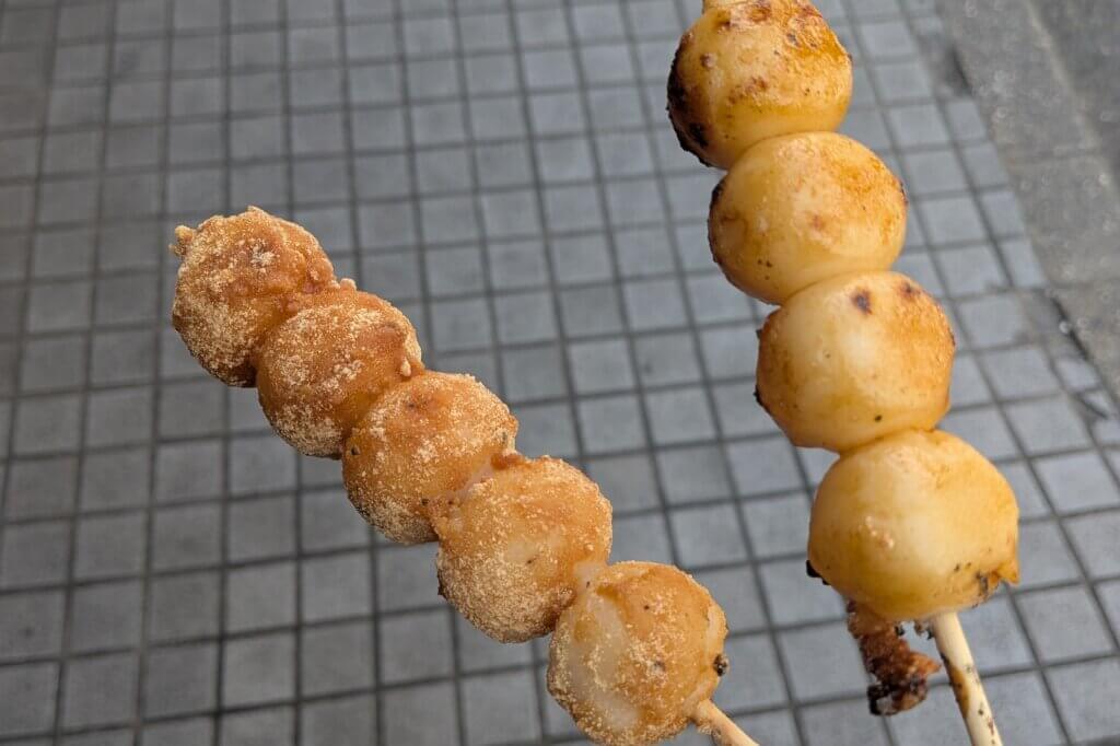 大須商店街の団子店:新雀本店のみたらし団子ときな粉団子