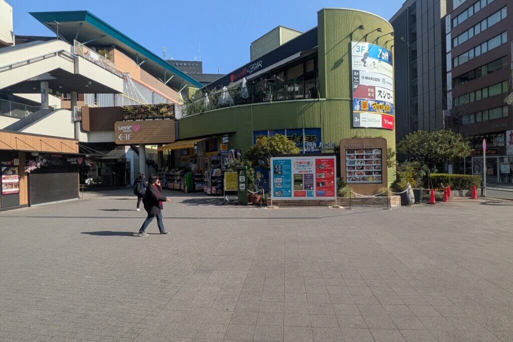 金山総合駅の北口から出た景色:アスナル金山