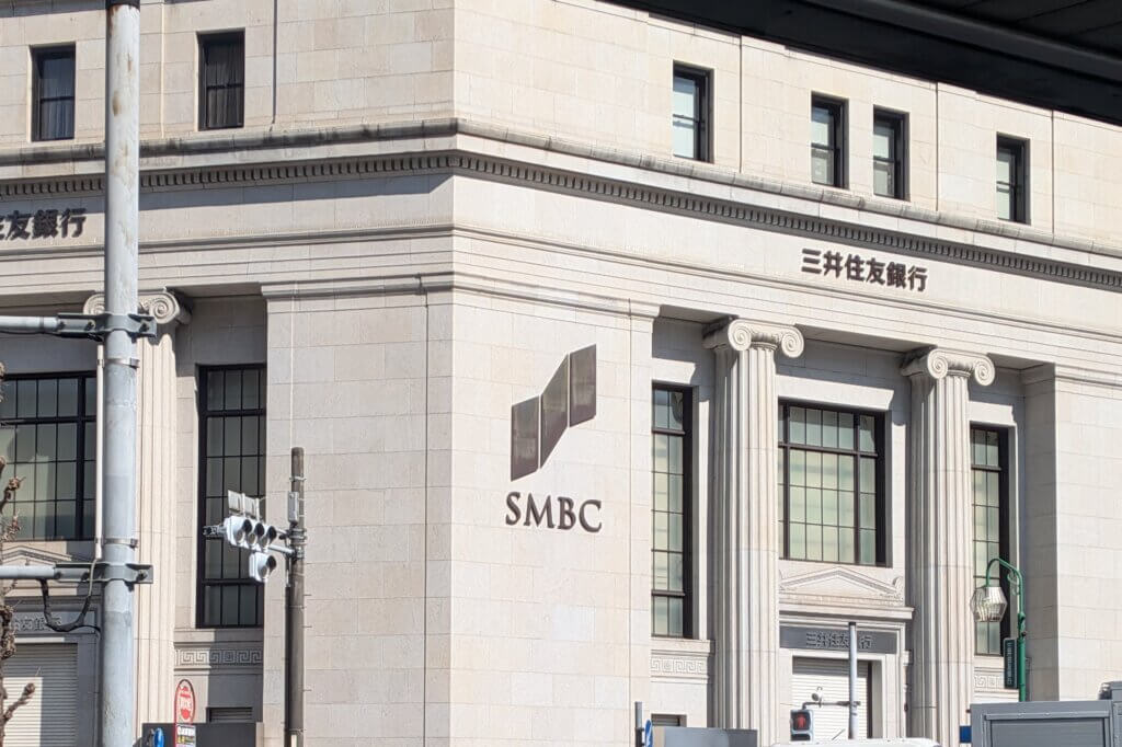 地下鉄:上前津8番出口の前にある三井住友銀行