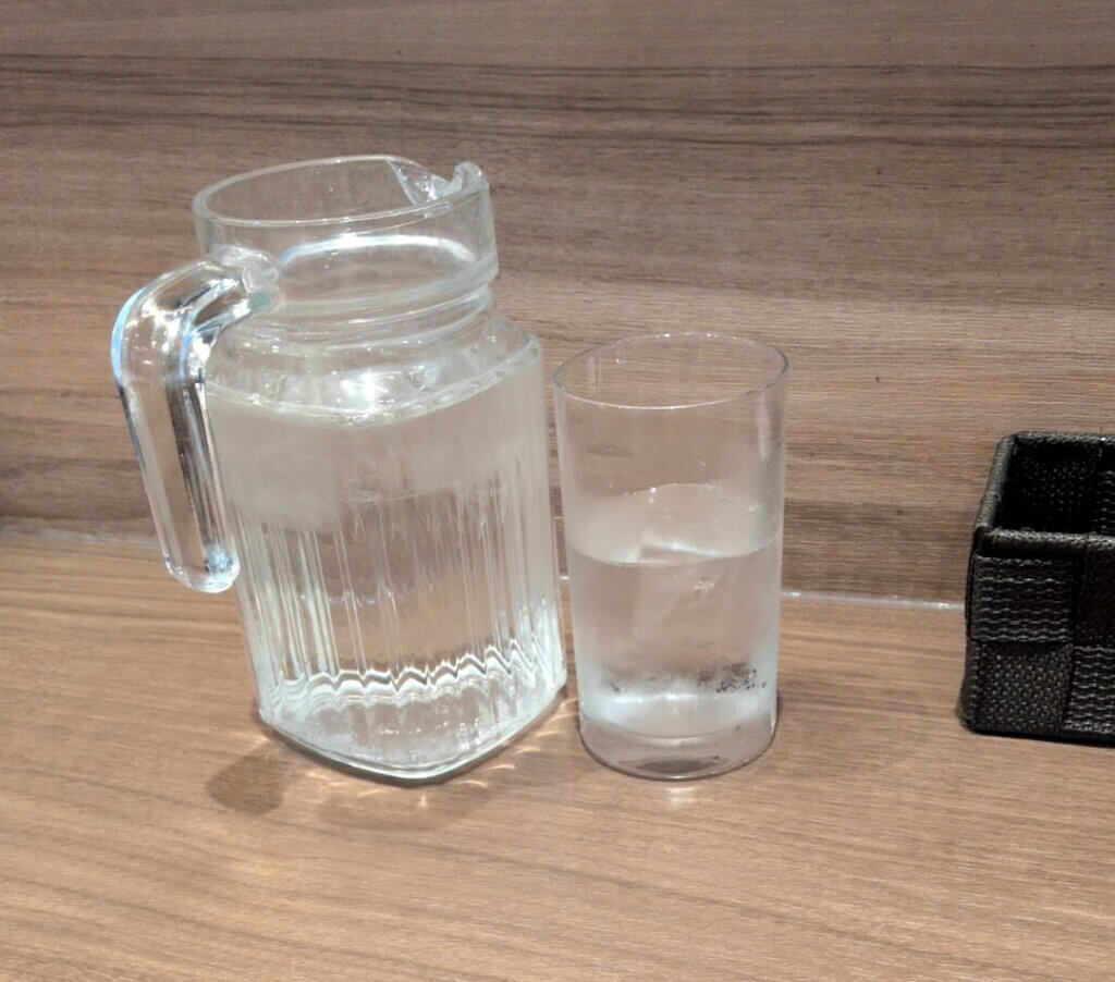 キッチントーキョーのカウンター席とお水のお冷