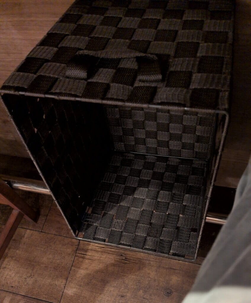 キッチントーキョーの各テーブルにあるカゴ