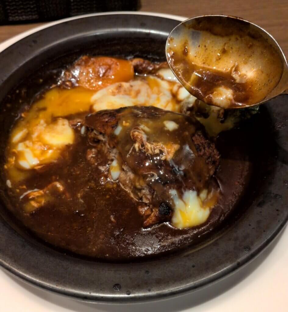 キッチントーキョーの煮込みハンバーグ:半熟卵とデミグラスソース