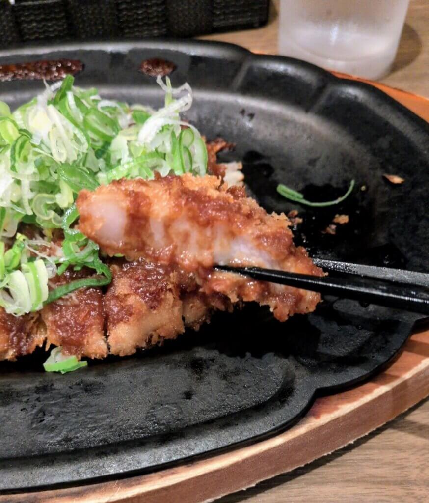 キッチントーキョーの大正カツの箸上げ画像(トンカツソース)