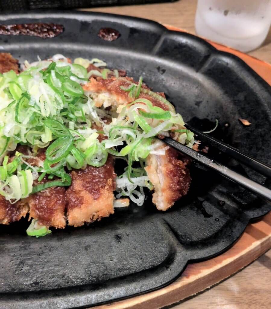 キッチントーキョーの大正カツ(ネギをトッピング)