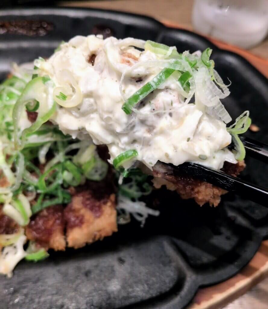 キッチントーキョーの大正カツ(トンカツソース+ネギ+タルタルソース)