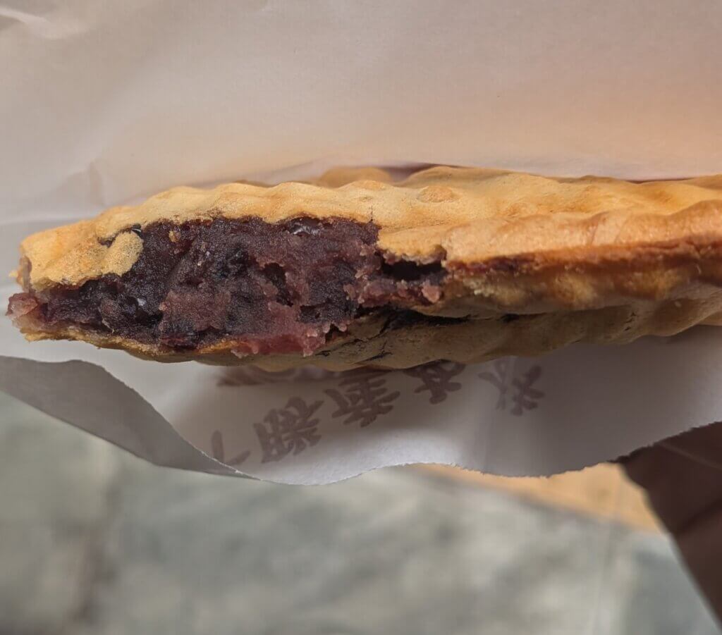大須商店街のたい焼き専門店「鳴門鯛焼き本舗」のあずき味の断面図