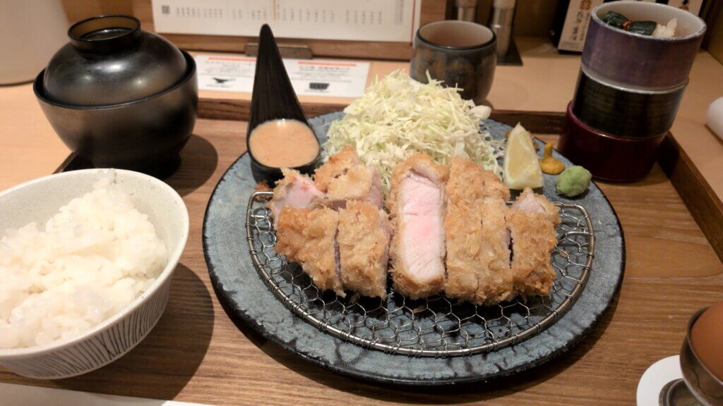 大須とんかつわだ福の上ロース御膳全体像。アツアツのピンクとんかつと炊き立てご飯、生卵